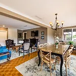 Hedge House - Luxury, Space, Style, Great Location