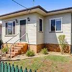 Cute & Cheerful! Close To Cbd & Gorgeous Parkland!