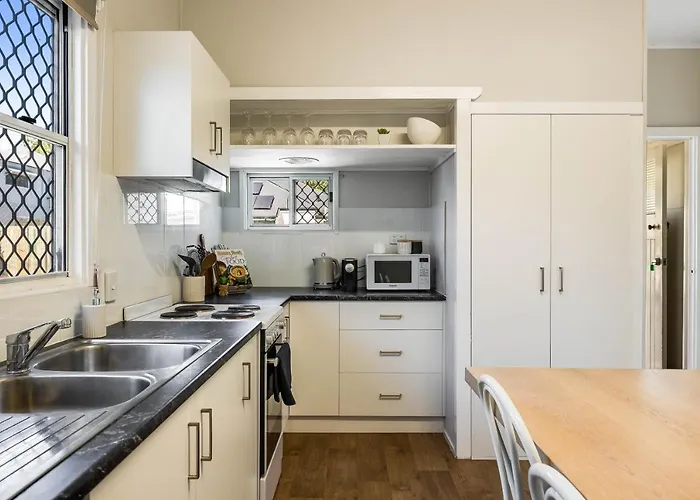 Cute & Cheerful! Close To Cbd & Gorgeous Parkland!