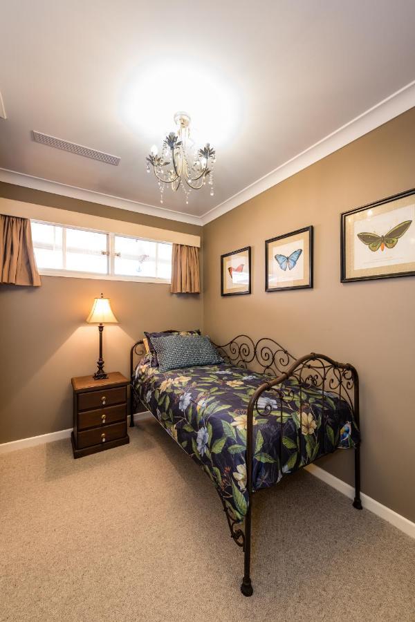 Hedge House - Luxury, Space, Style, Great Location Toowoomba