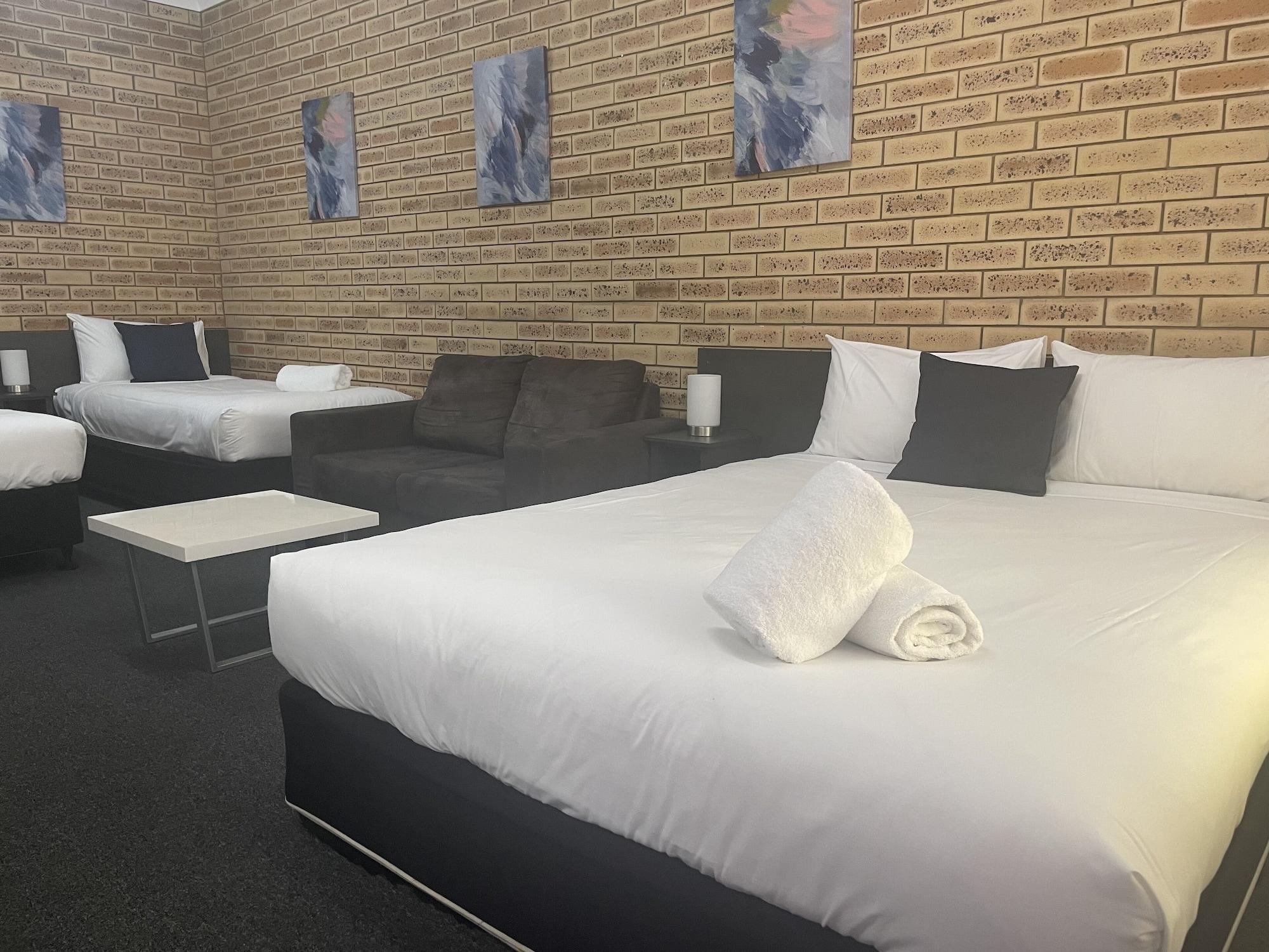 Blue Violet Motor Motel 3*