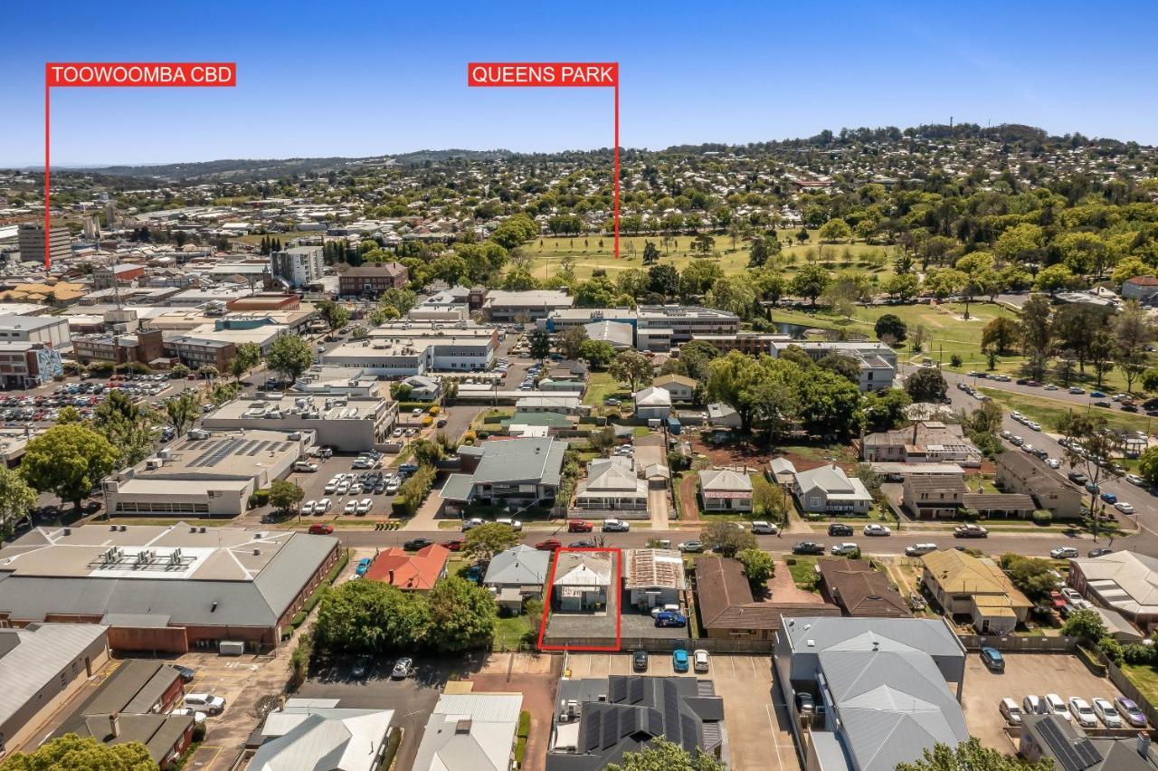 Cute & Cheerful! Close To Cbd & Gorgeous Parkland! *