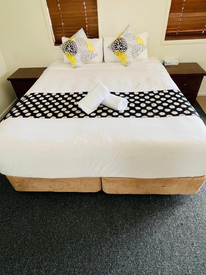 Jacaranda Place Motor 3*