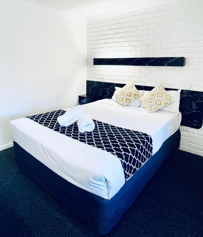 Jacaranda Place Motor 3*