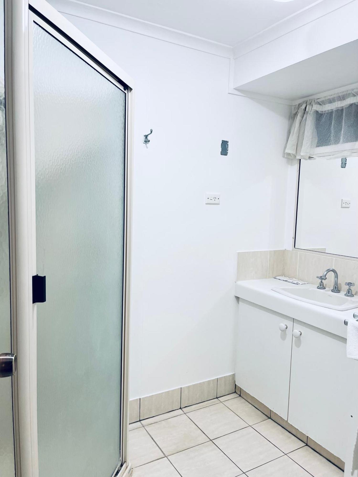 Jacaranda Place Motor 3*
