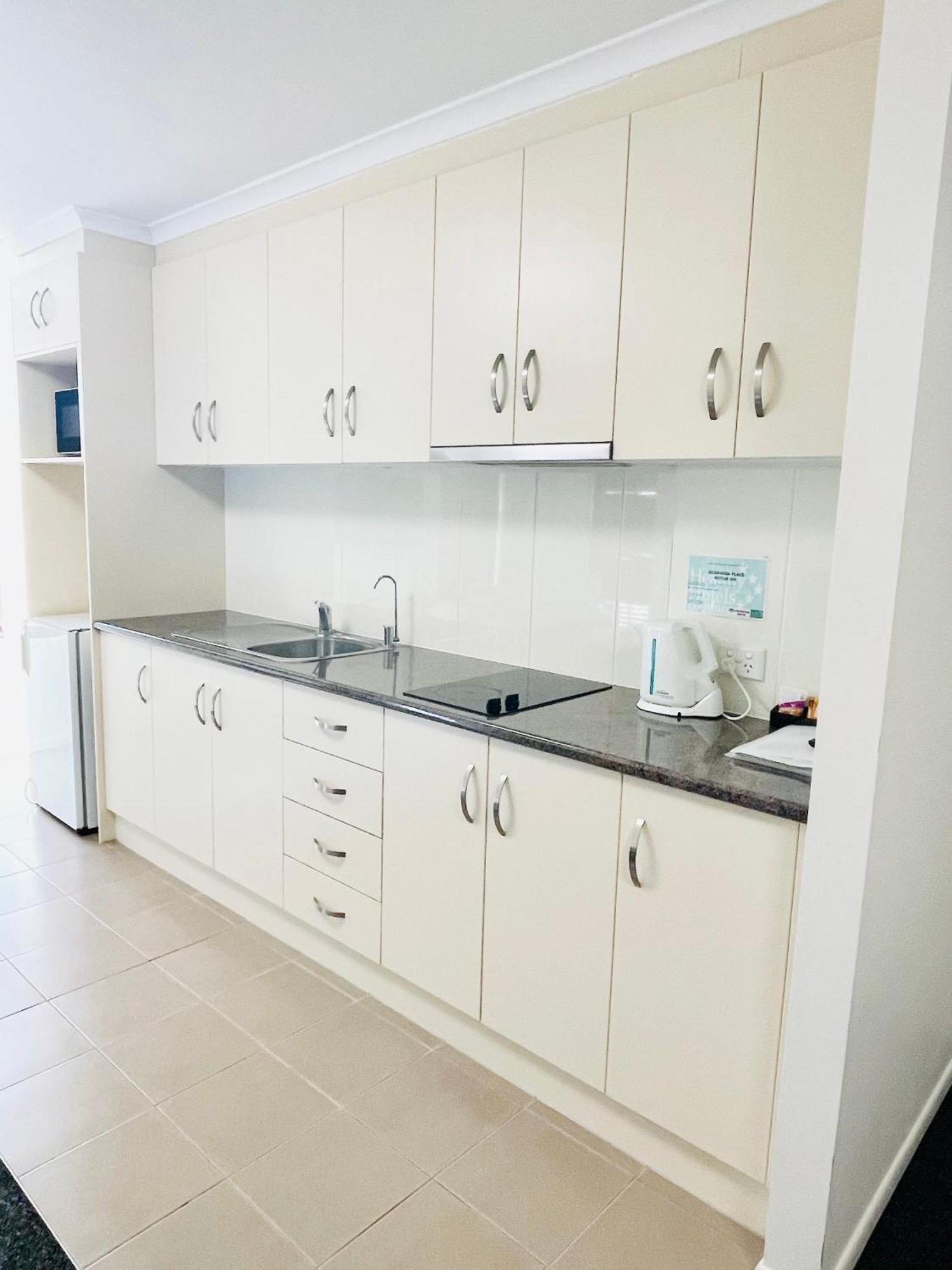 Jacaranda Place Motor 3*