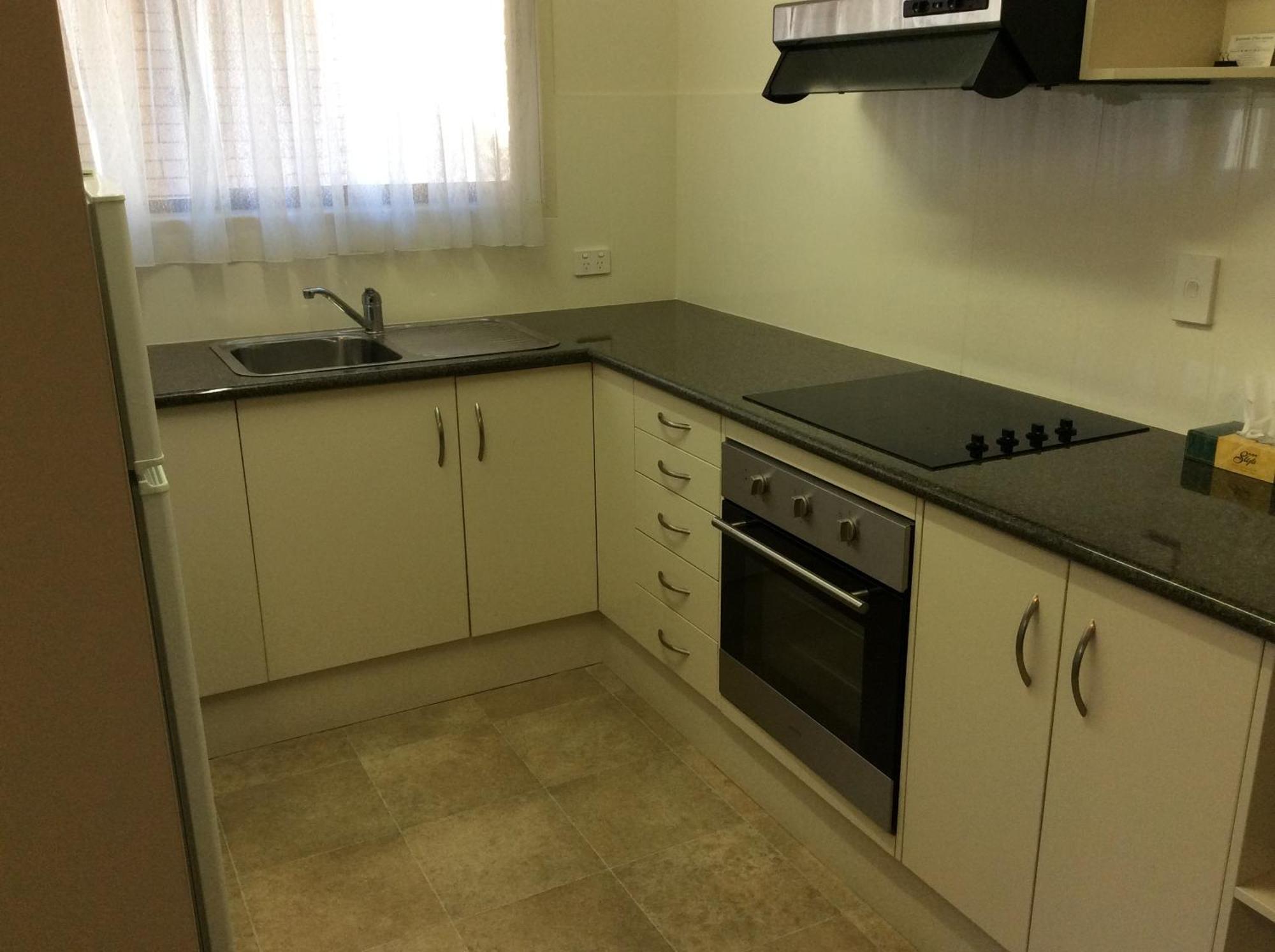 Jacaranda Place Motor 3*