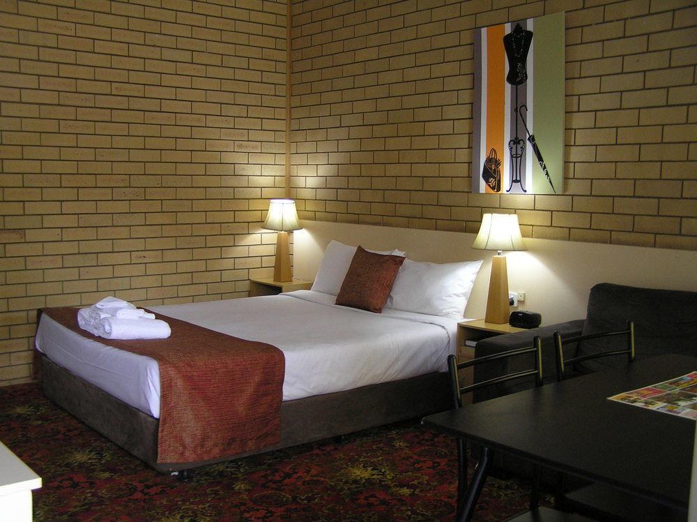 Blue Violet Motor Motel 3*