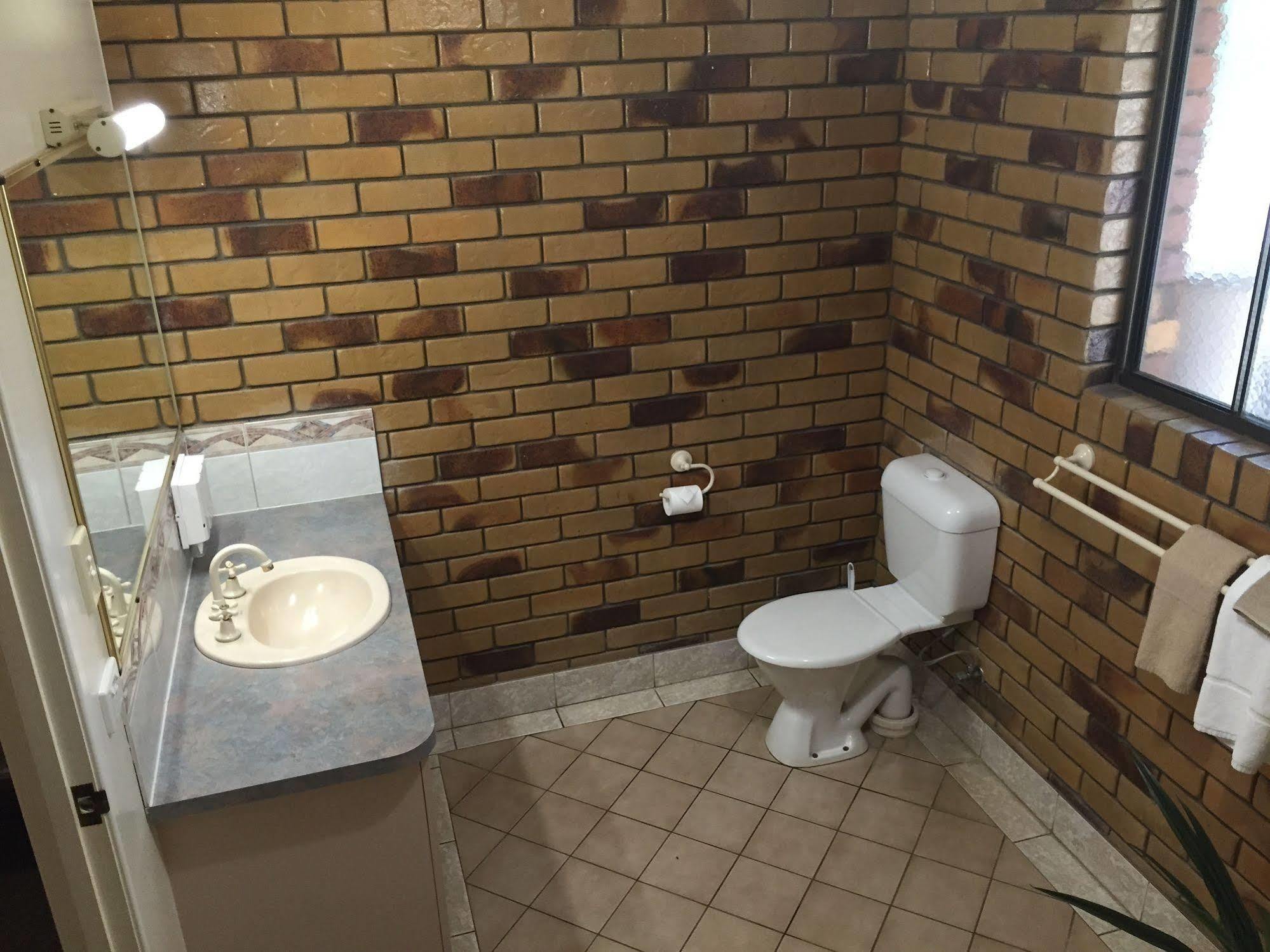 Ruthven Street Motor 3*