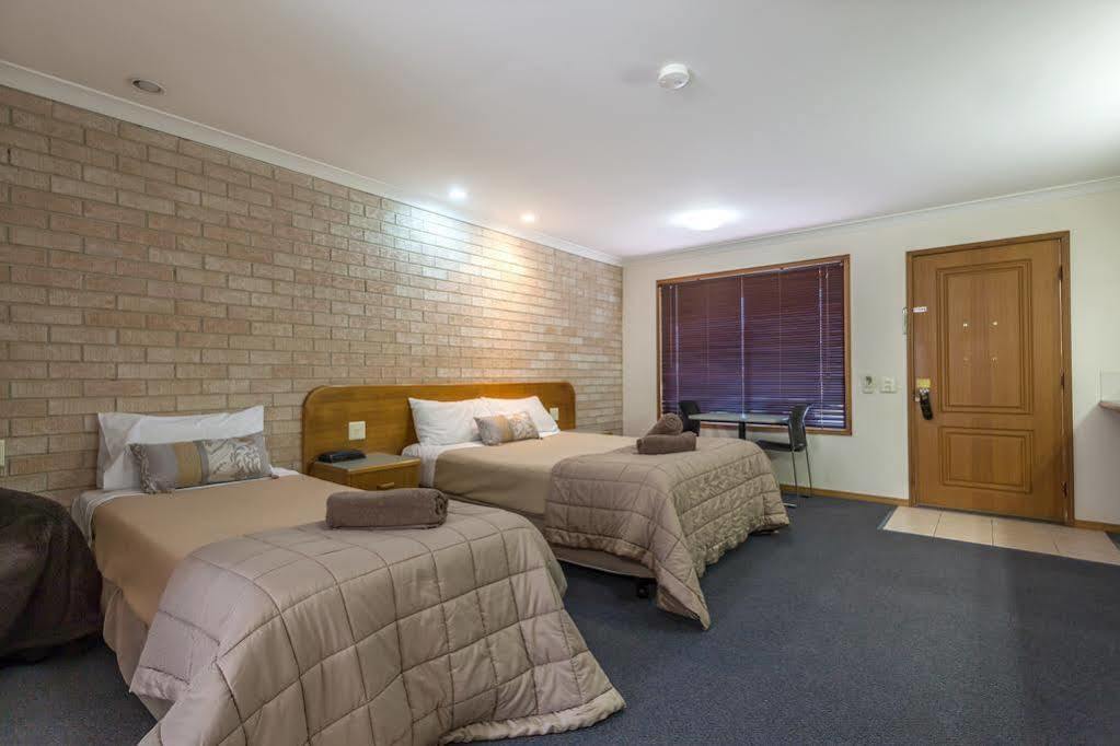 Clifford Gardens Motor 3*