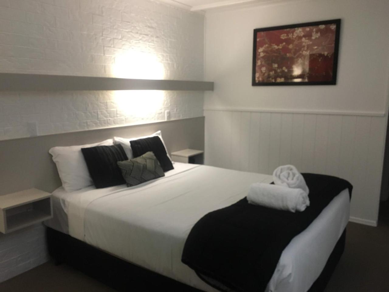 Jacaranda Place Motor 3*