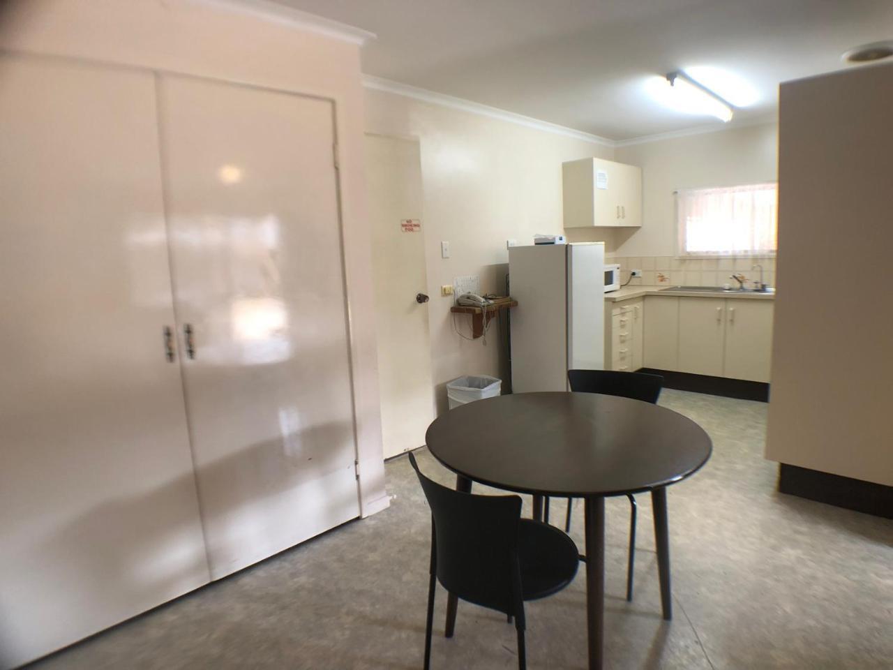 Jacaranda Place Motor 3*