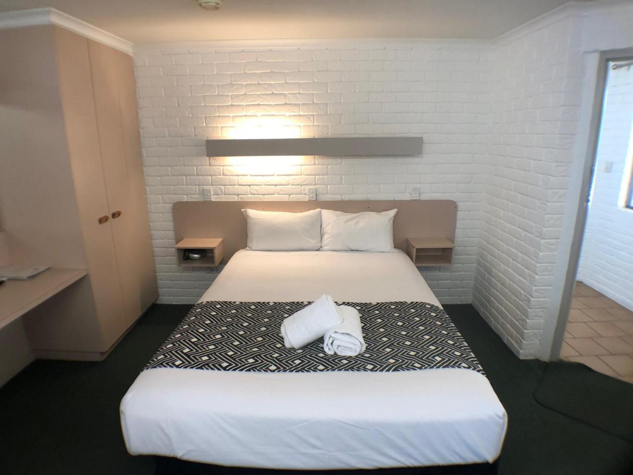 Jacaranda Place Motor Motel