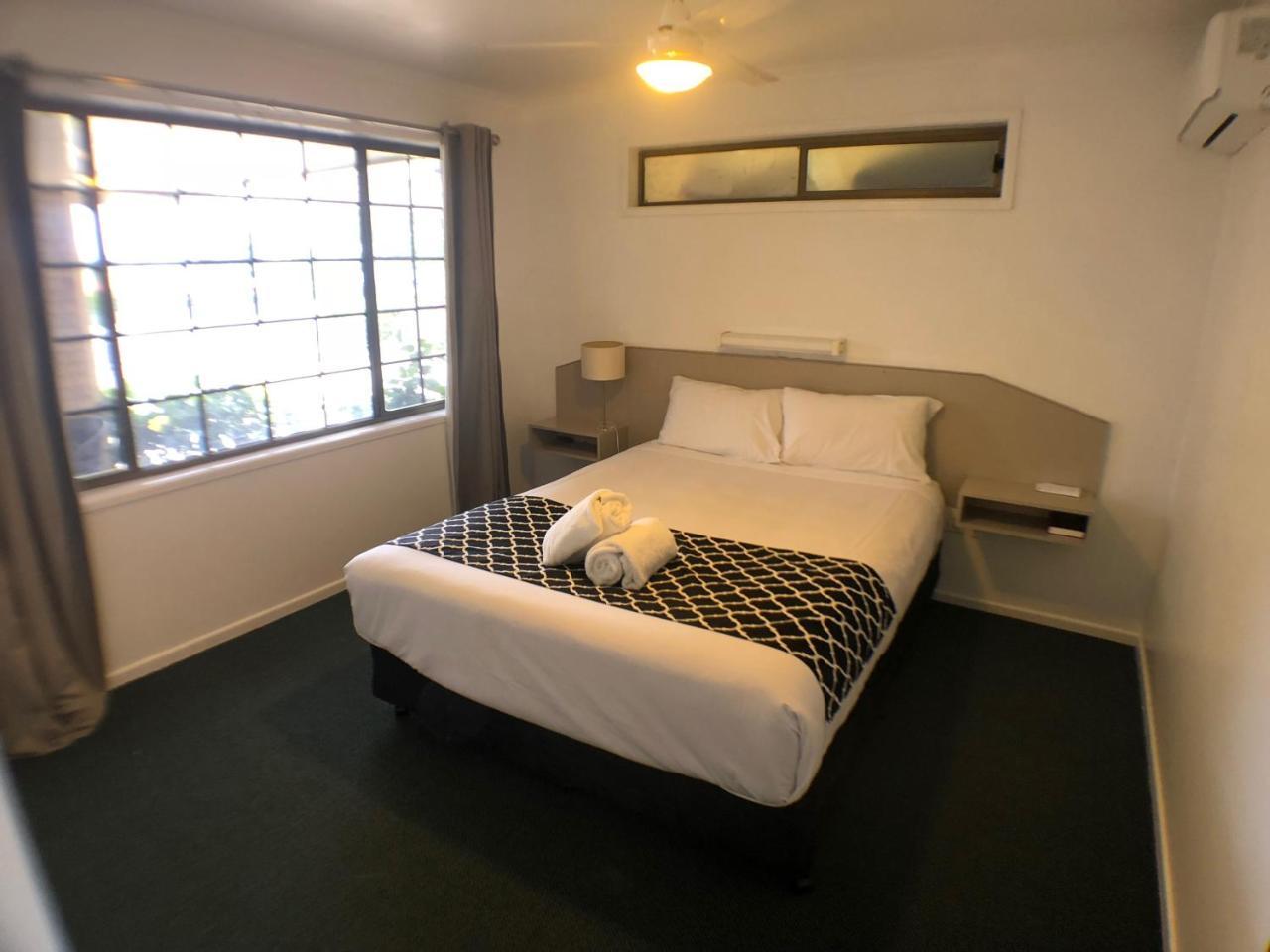 Jacaranda Place Motor 3*