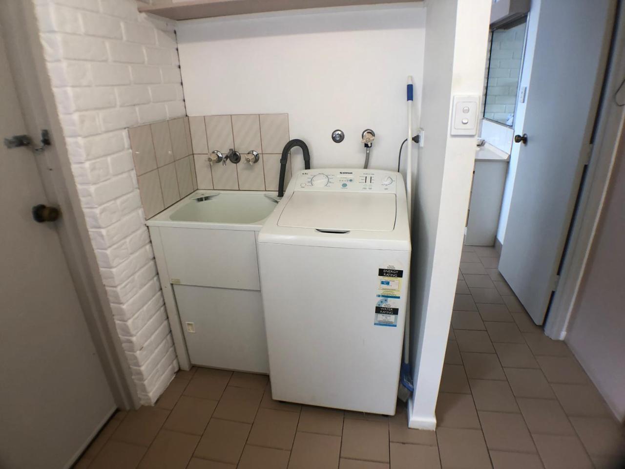 Jacaranda Place Motor 3*