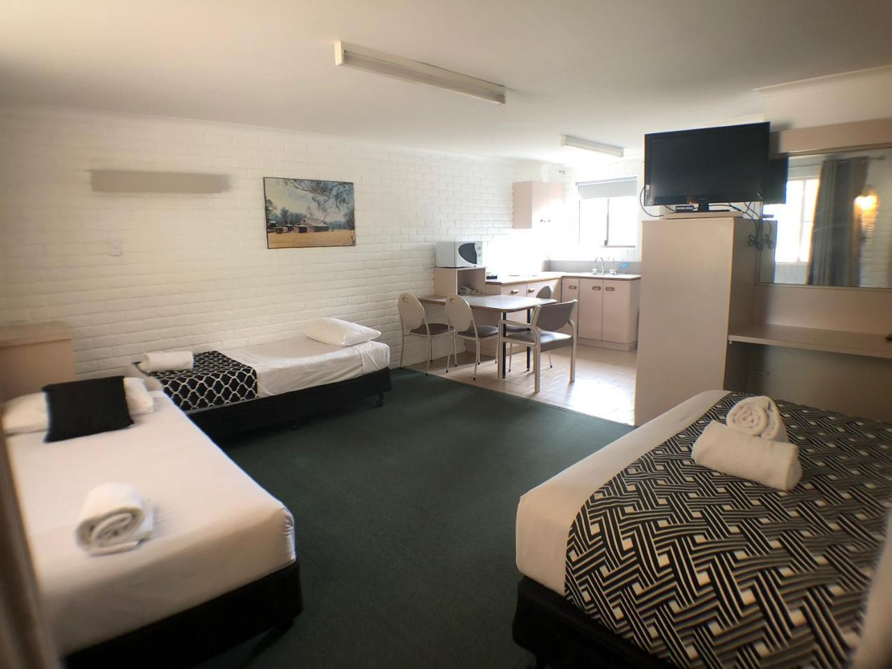 Jacaranda Place Motor Motel