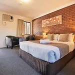Ruthven Street Motor Inn