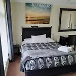 Flying Spur Motel