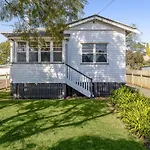 Cheerful, Cosy Cottage - Near Rose Garden!