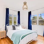 Cheerful, Cosy Cottage - Near Rose Garden!