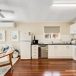 Light & Bright! 3 Bedroom Cottage, East Toowoomba!