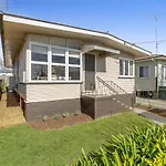 Light & Bright! 3 Bedroom Cottage, East Toowoomba!