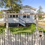 Cheerful, Cosy Cottage - Near Rose Garden!