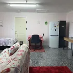 Red Cottage - Large Mostly Self-Contained Studio Room