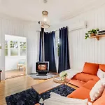 Cheerful, Cosy Cottage - Near Rose Garden!