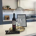 The Gathering Ground - Spacious Entertainer In Toowoomba City