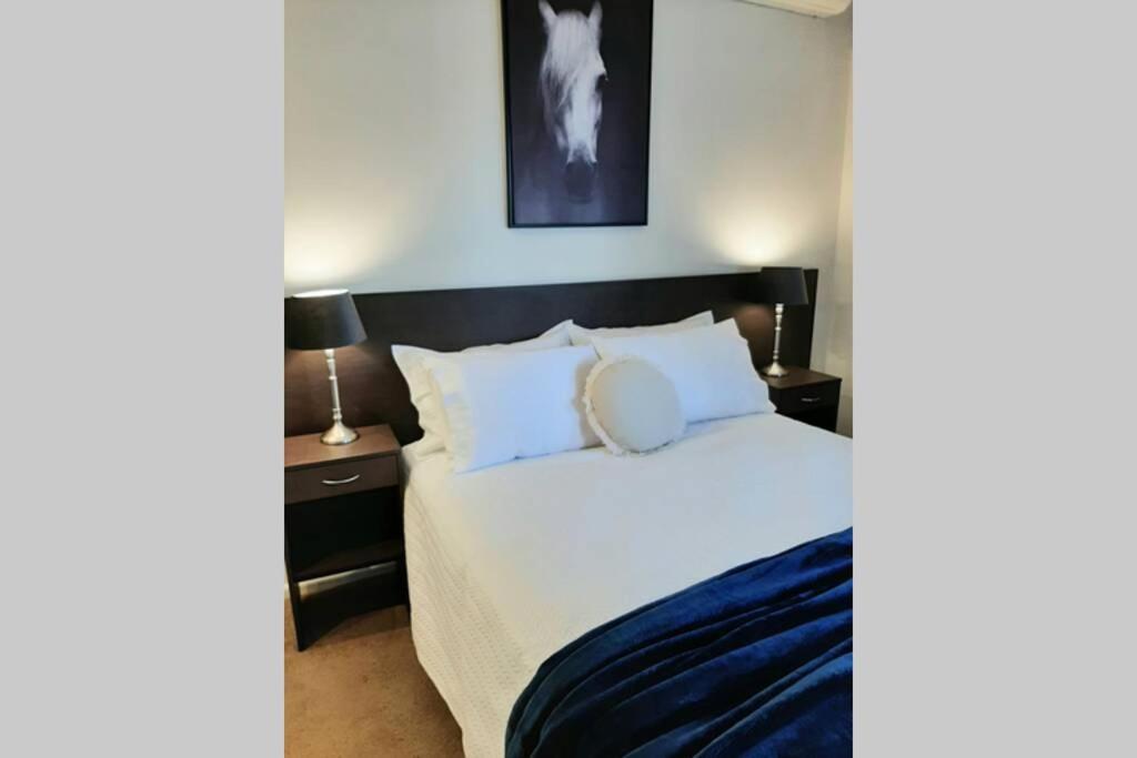 Tourist Road - Unit - East * Toowoomba