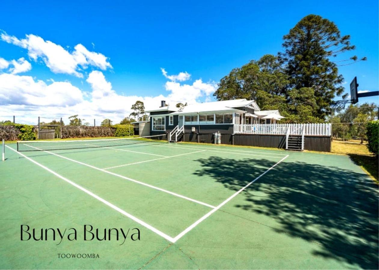 Bunya Bunya Luxury Estate Set Over 2 Acres With Tennis Court Holiday home *