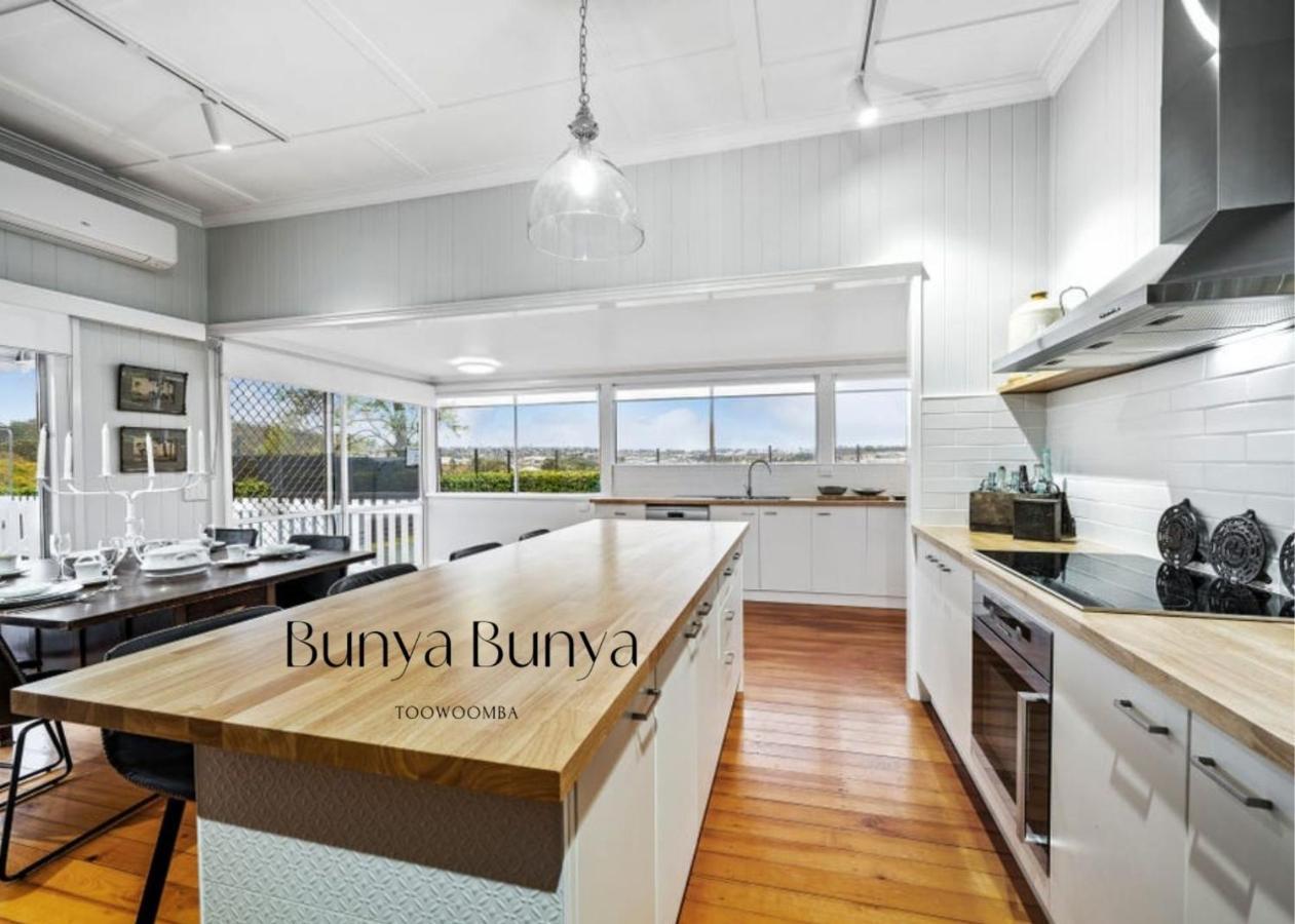 Bunya Bunya Luxury Estate Set Over 2 Acres With Tennis Court Holiday home
