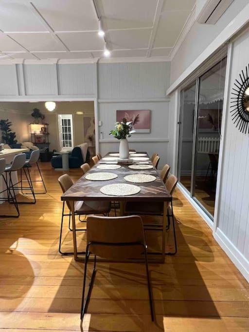 Bunya Bunya Luxury Estate Set Over 2 Acres With Tennis Court Holiday home Toowoomba