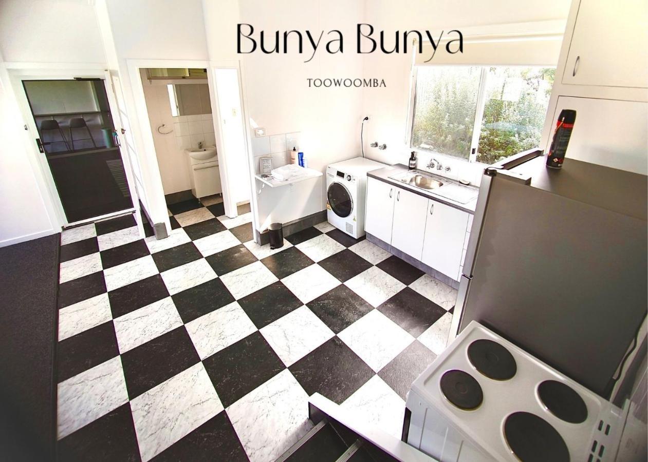 Bunya Bunya Luxury Estate Set Over 2 Acres With Tennis Court Holiday home