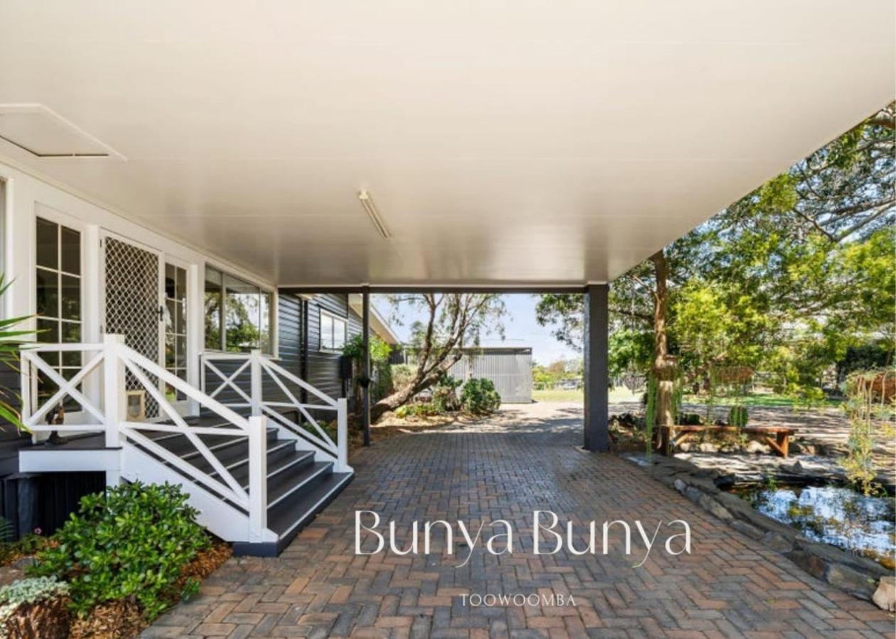 Bunya Bunya Luxury Estate Set Over 2 Acres With Tennis Court Holiday home *