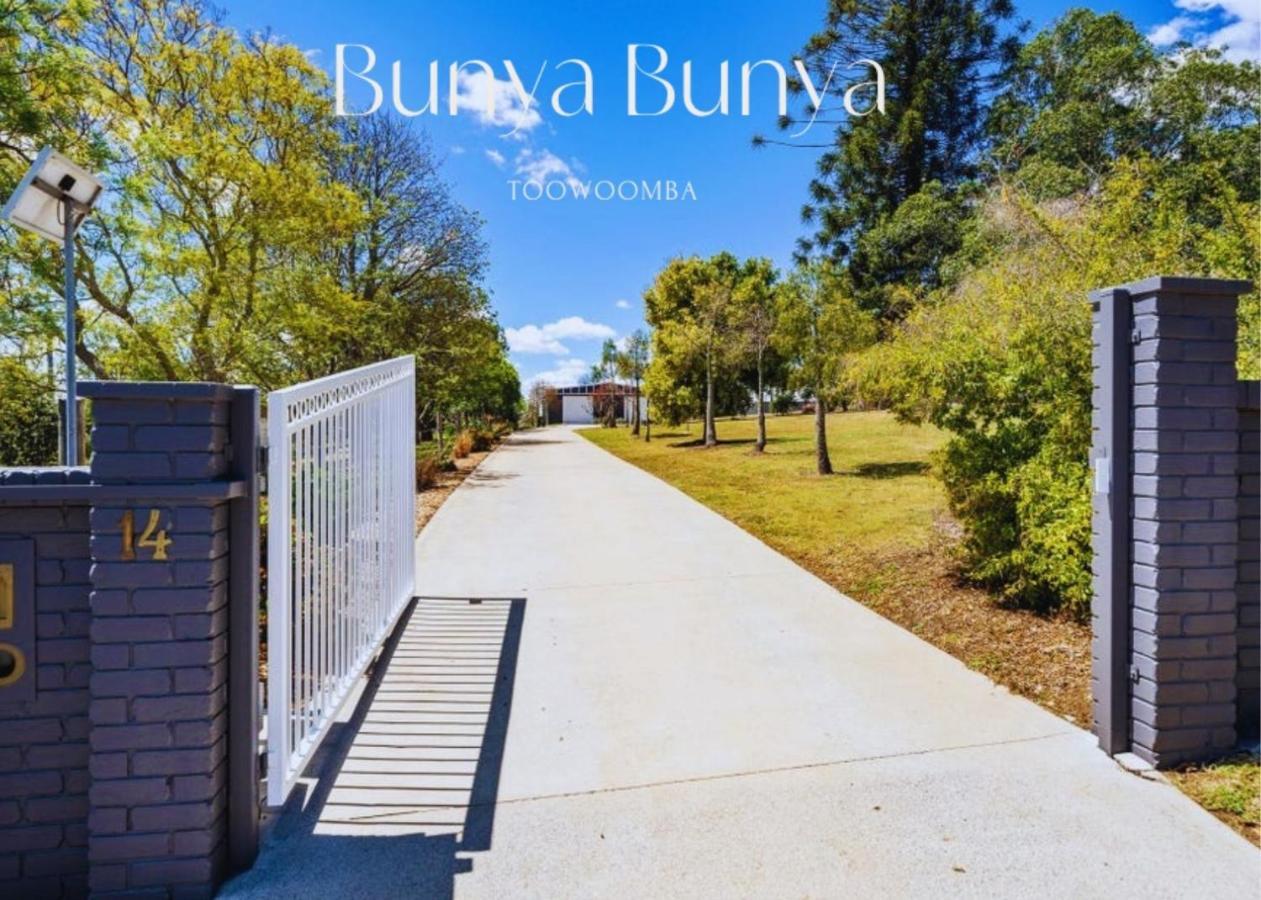 Bunya Bunya Luxury Estate Set Over 2 Acres With Tennis Court Holiday home *