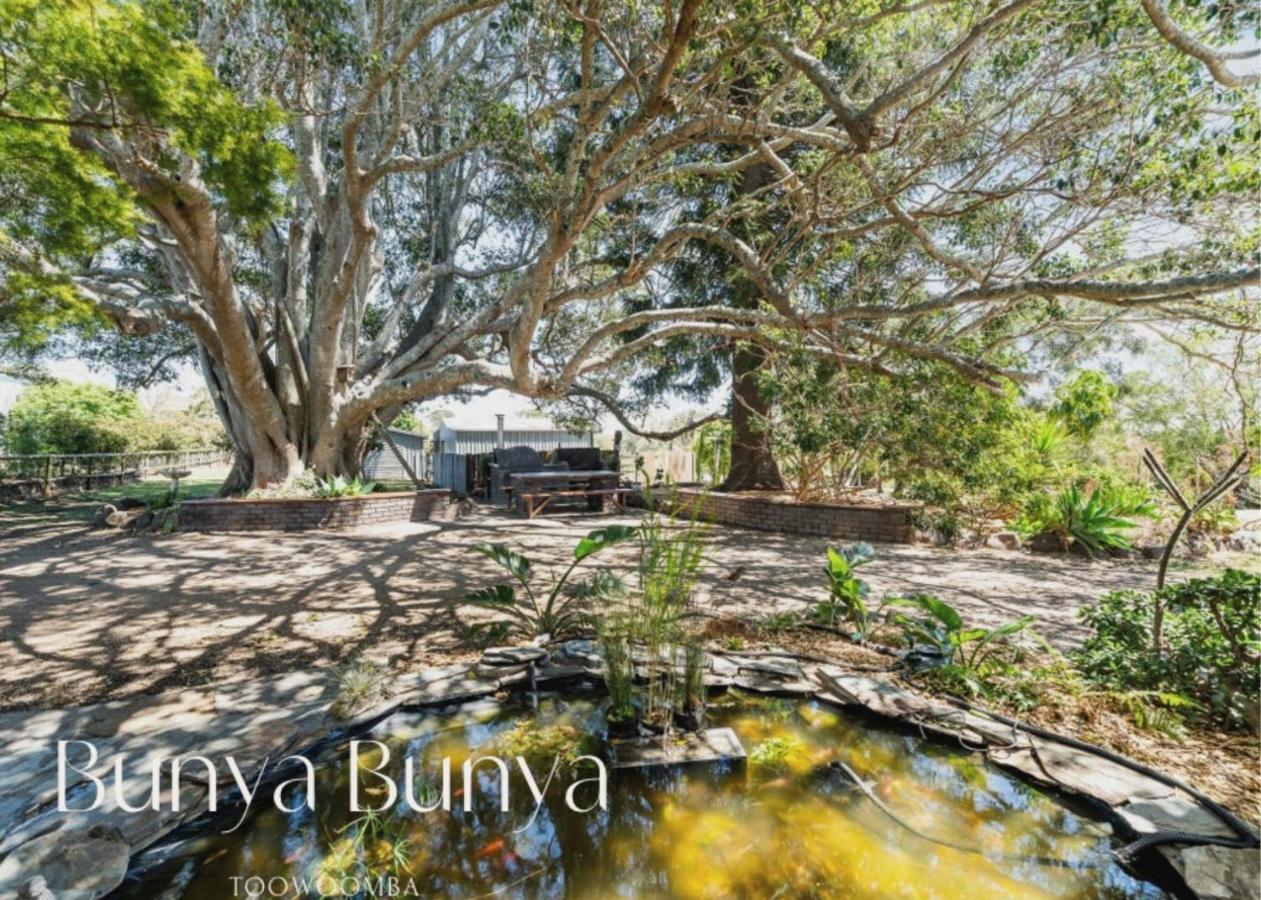 Bunya Bunya Luxury Estate Set Over 2 Acres With Tennis Court Holiday home