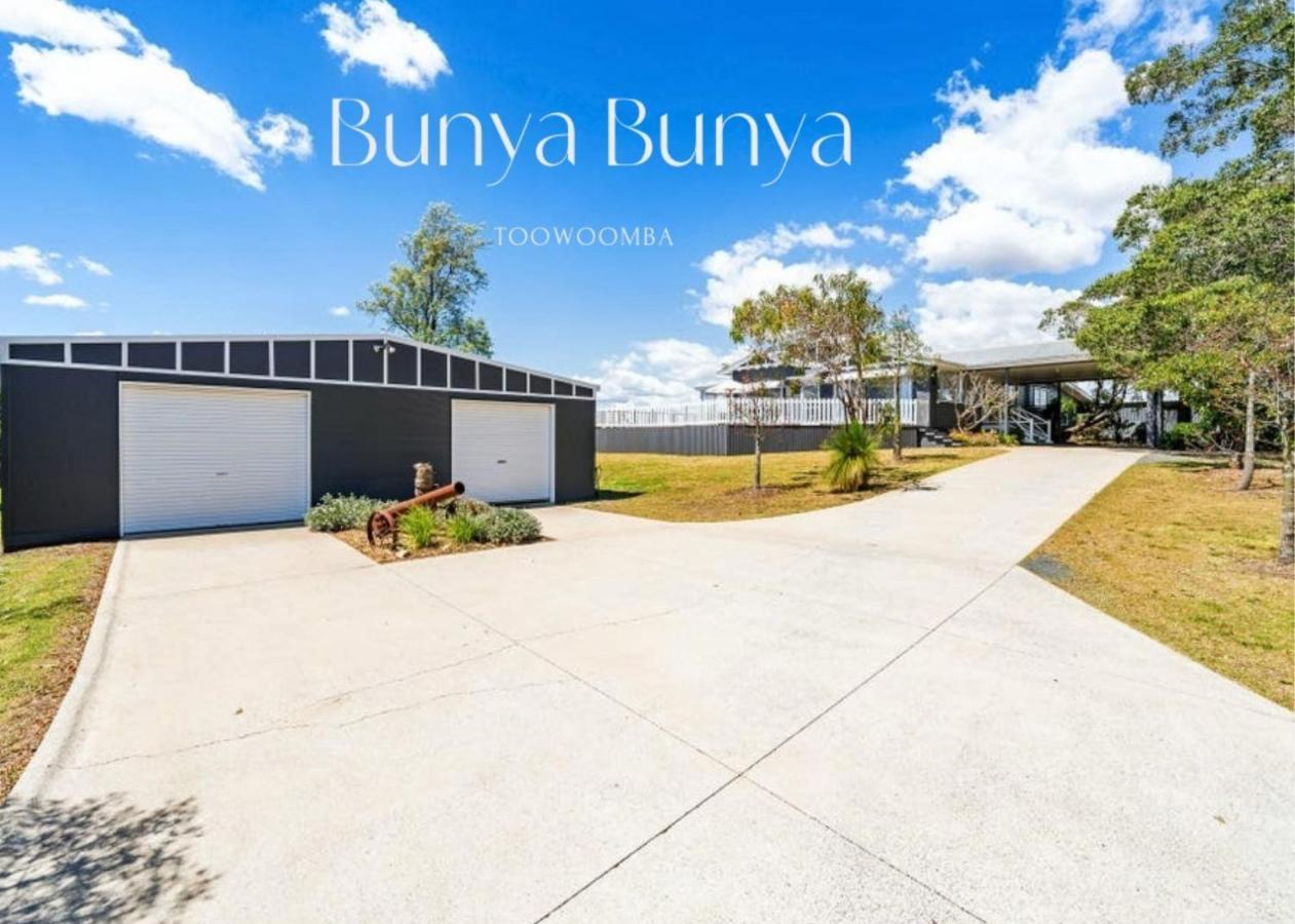 Bunya Bunya Luxury Estate Set Over 2 Acres With Tennis Court Holiday home