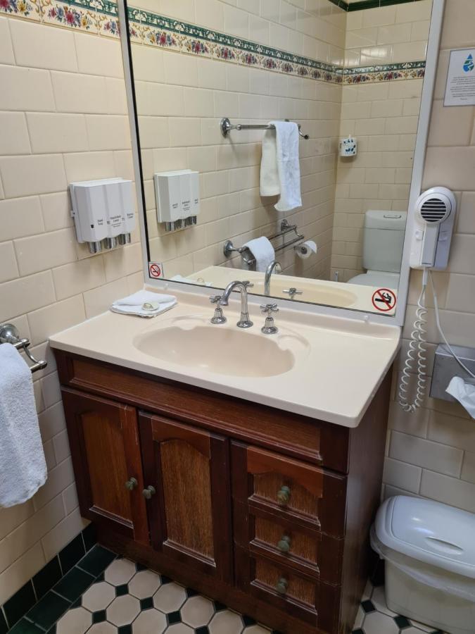 Country Gardens Motor Motel 4*