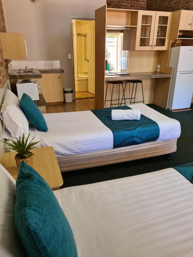Country Gardens Motor 4*