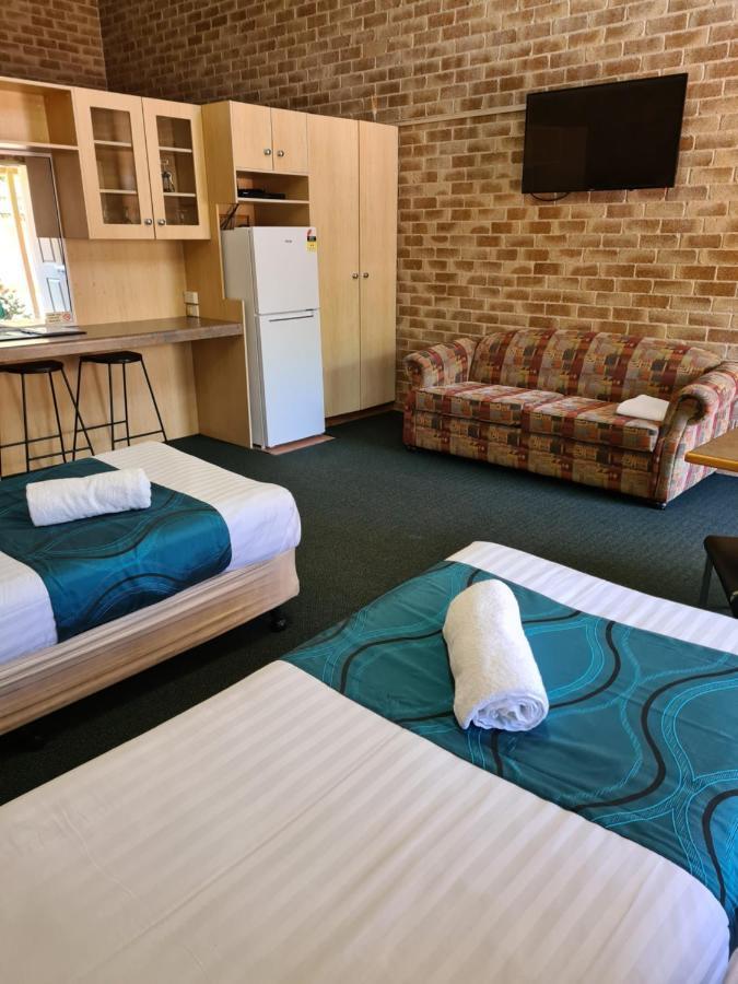 Country Gardens Motor Motel 4*