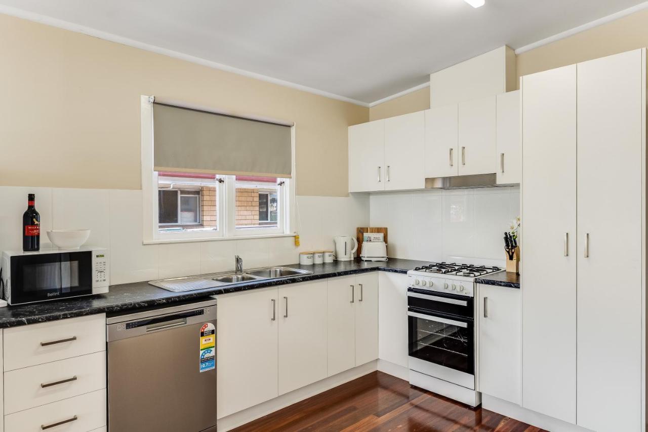 Holiday home Light & Bright! 3 Bedroom Cottage, East Toowoomba! *