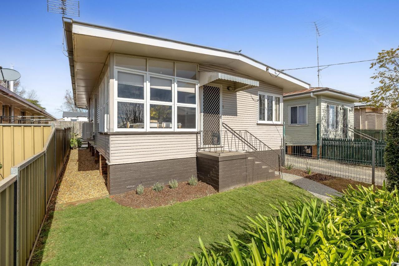 Holiday home Light & Bright! 3 Bedroom Cottage, East Toowoomba!