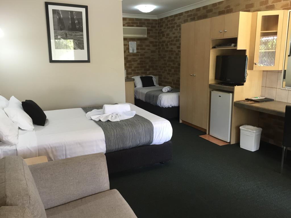 Country Gardens Motor 4*