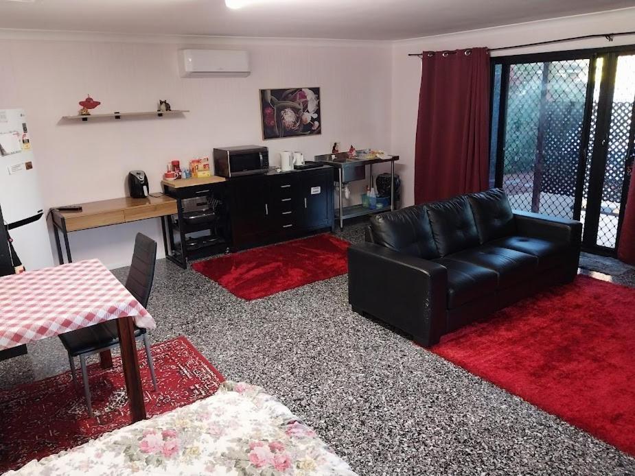 Homestay Red - Large Mostly Self-contained Studio *