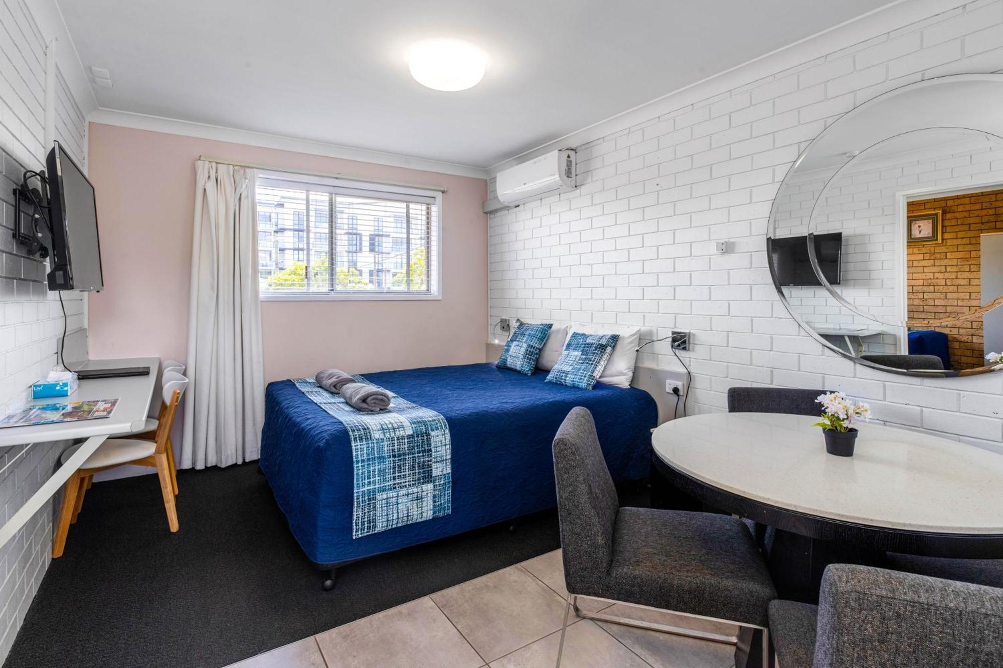 Leichhardt Motor 3*