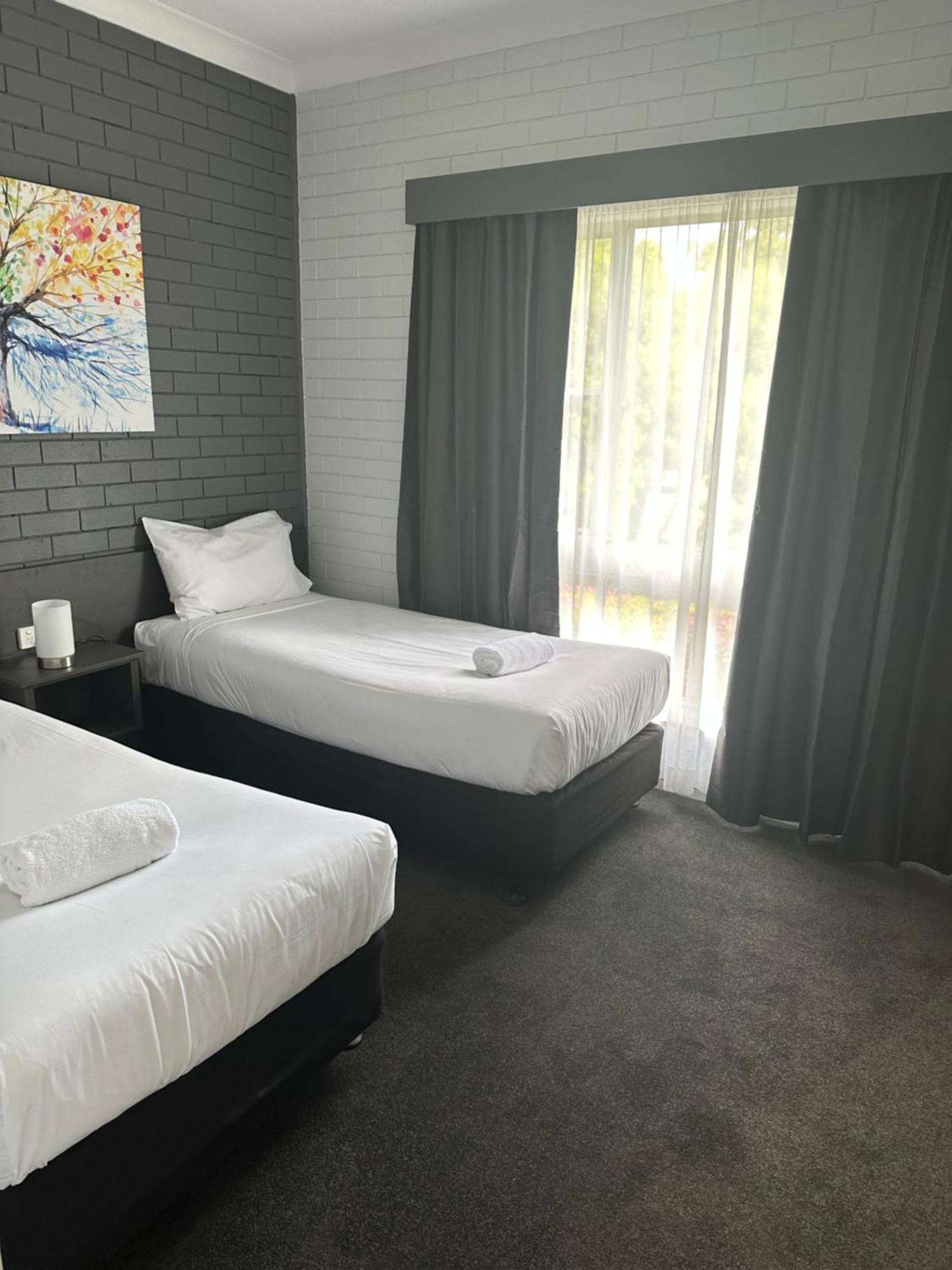 Motel Blue Violet Motor