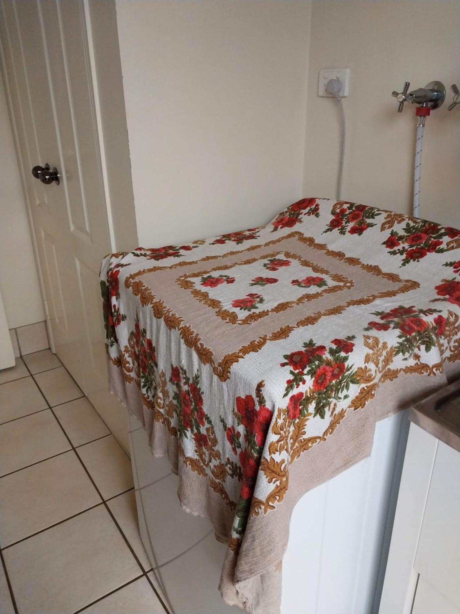 Homestay Red - Large Mostly Self-contained Studio