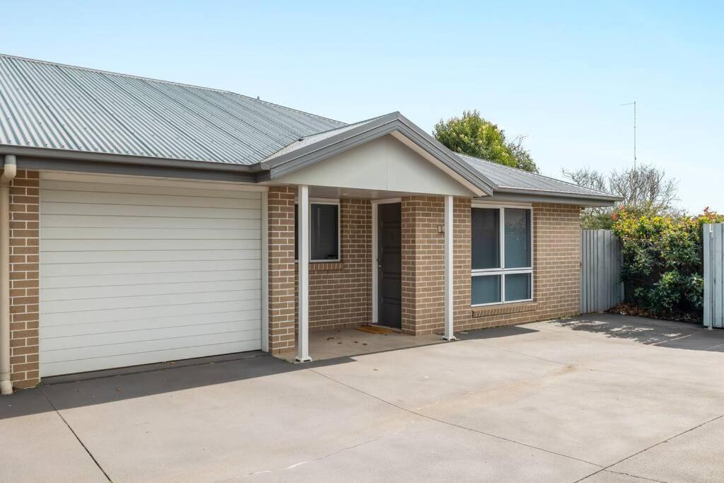 Apartment Stones Throw To Grammar, Queens Park & Cdb! *